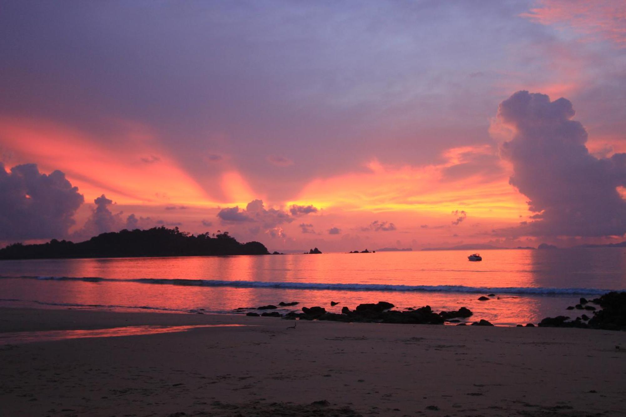 Heaven Beach Resort & Art Koh Phayam Buitenkant foto