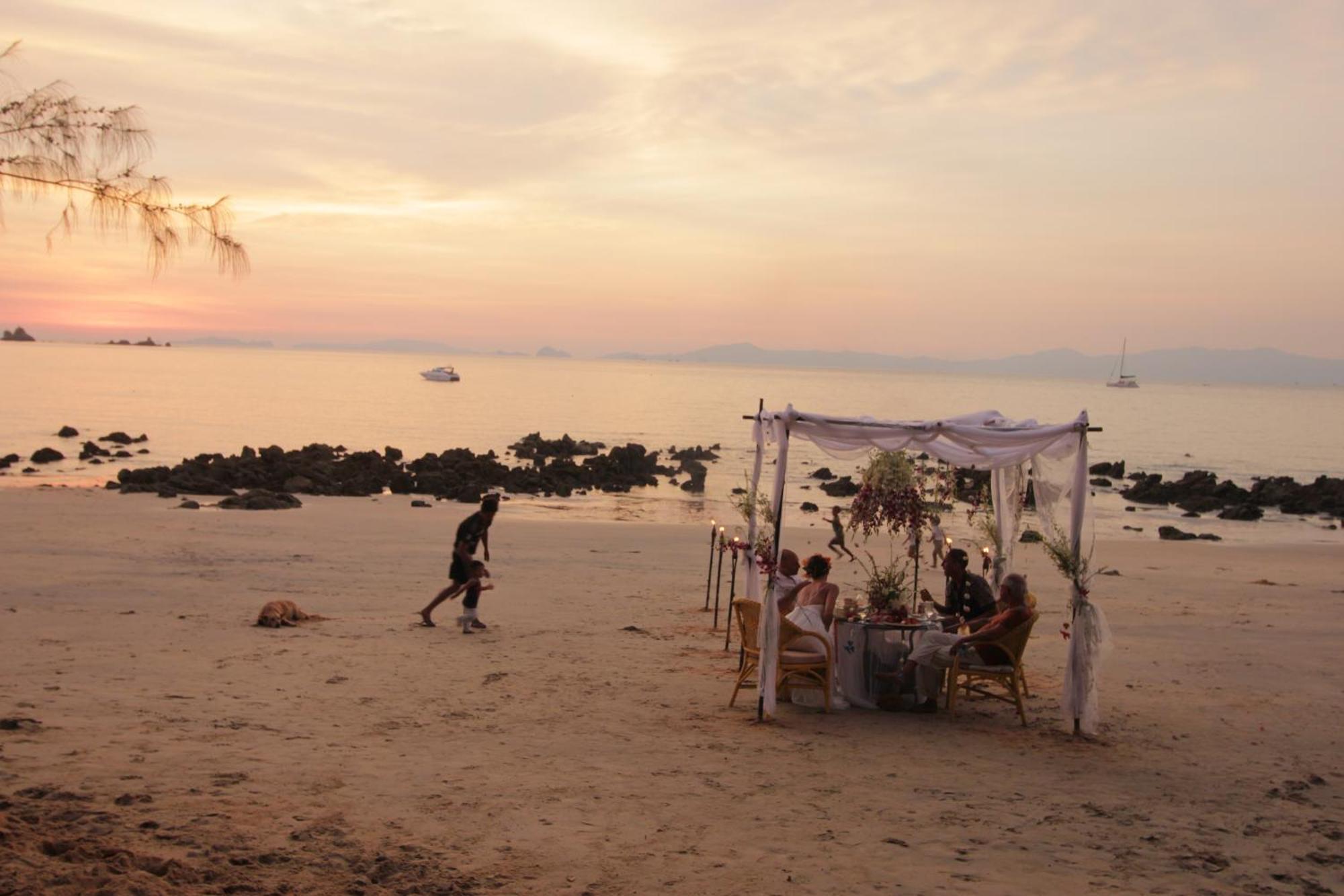 Heaven Beach Resort & Art Koh Phayam Buitenkant foto
