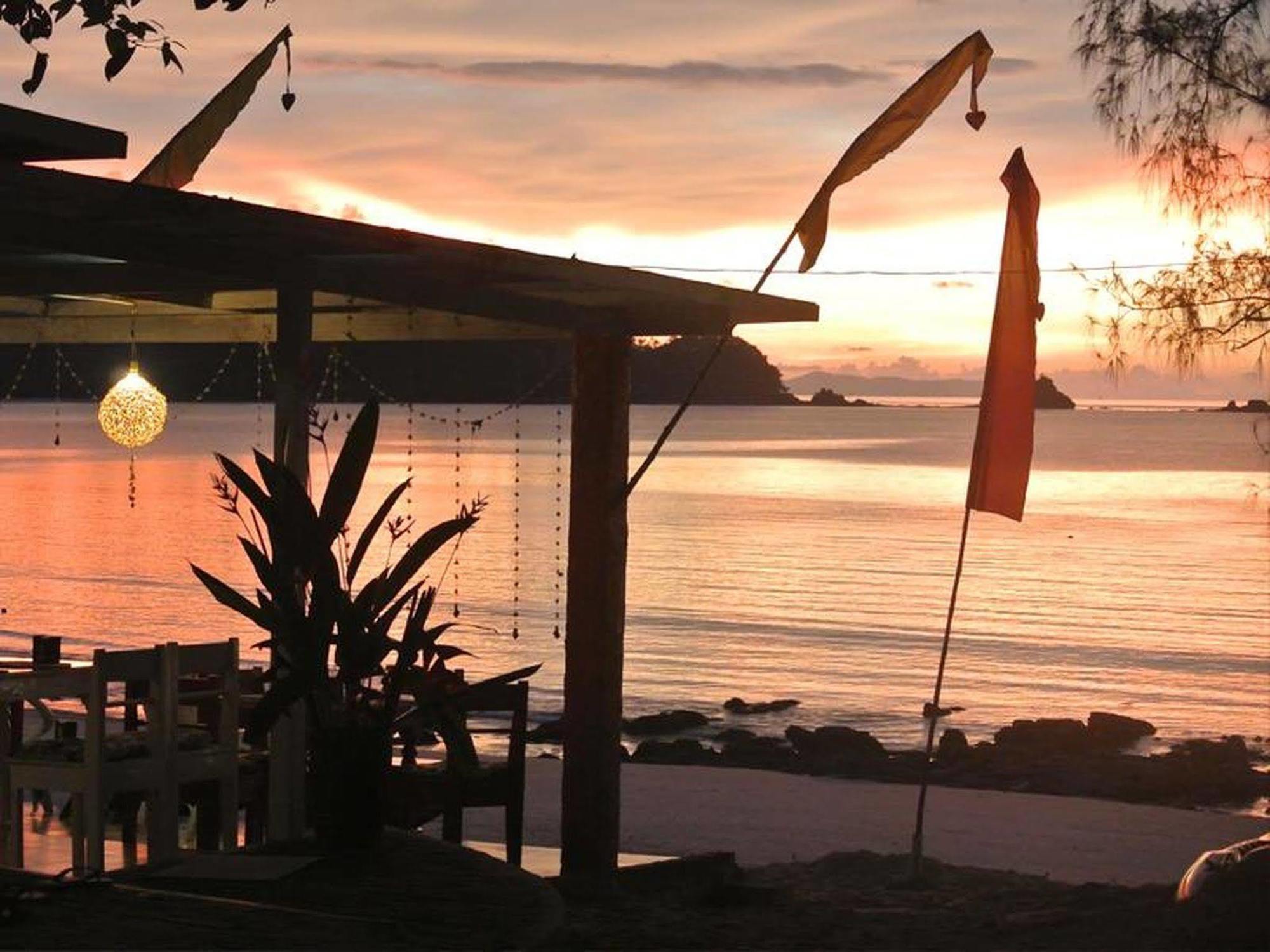Heaven Beach Resort & Art Koh Phayam Buitenkant foto