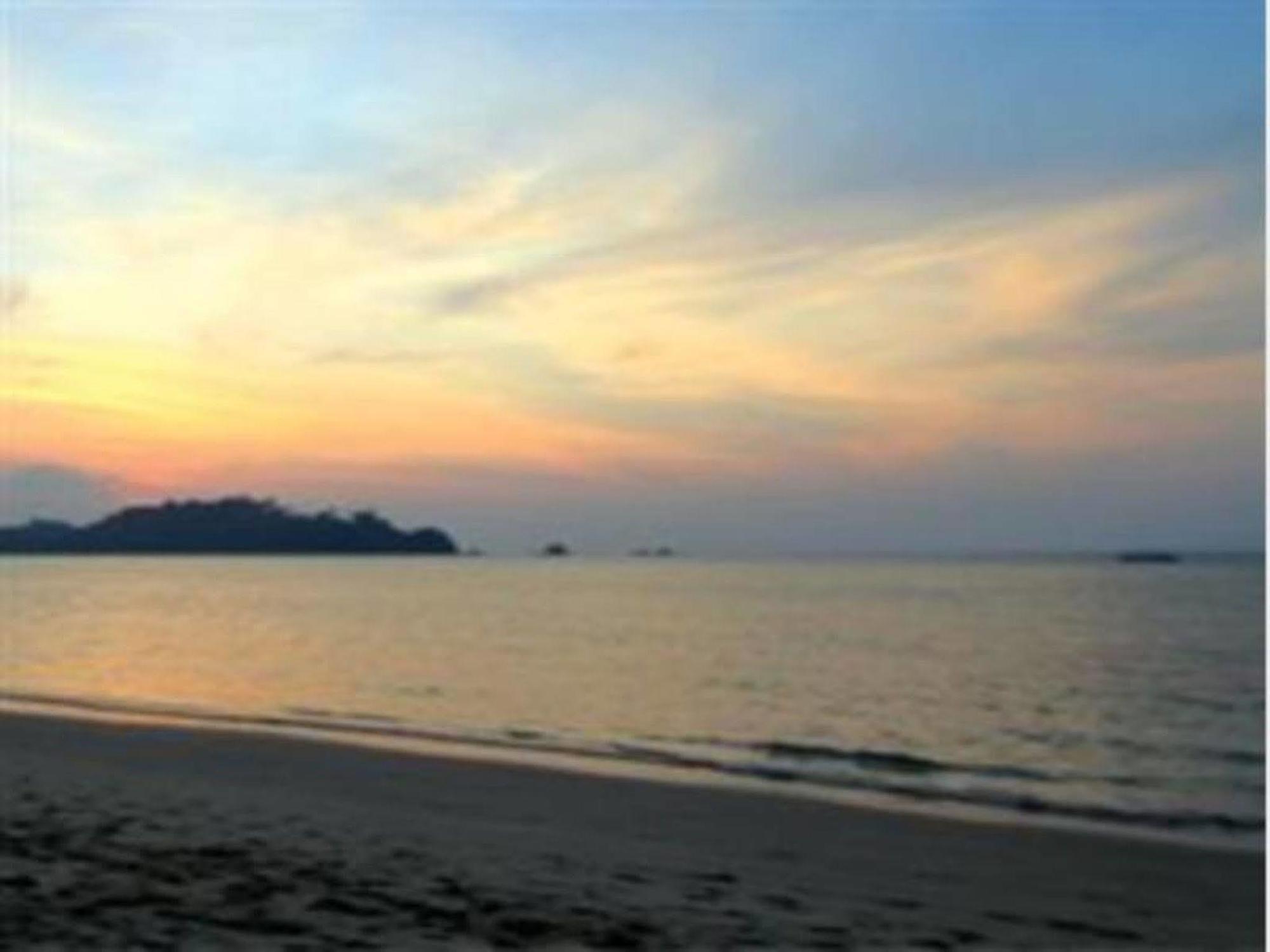 Heaven Beach Resort & Art Koh Phayam Buitenkant foto